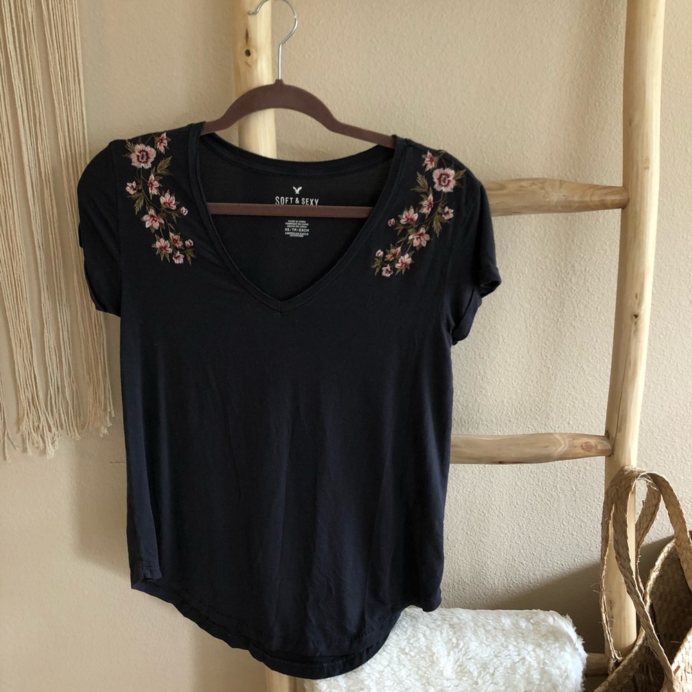 AE soft&sexy embroidered flower v-neck tee